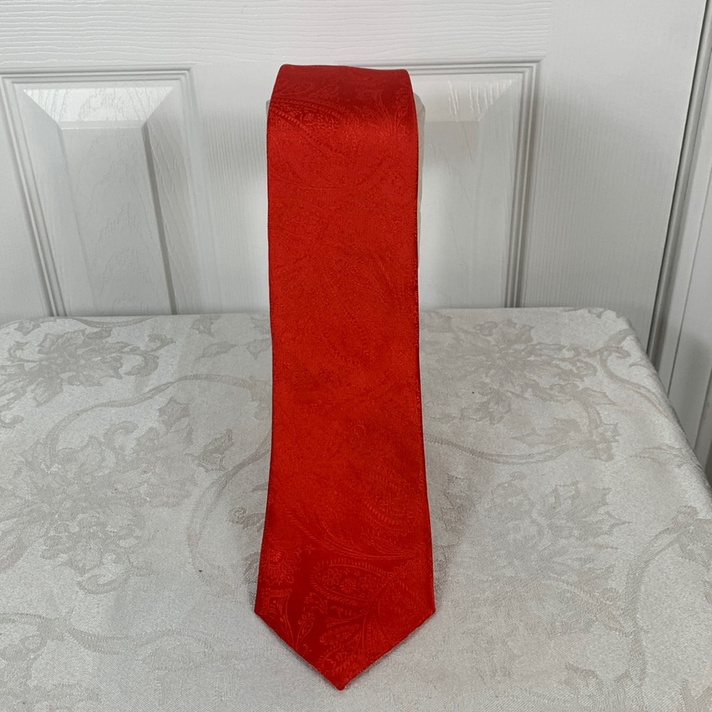Vesuvius Napoli in Italy red necktie, paisley design